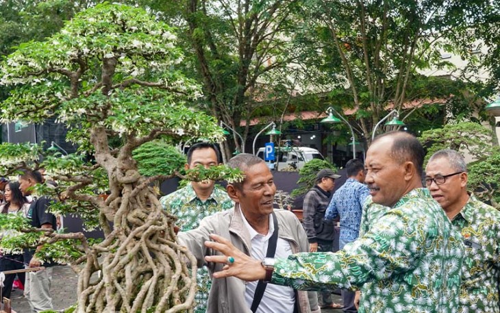 Sekdaprov Kepri saat Buka Pameran dan Kontes Bonsai Nasional