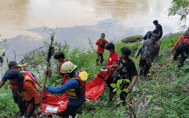  Evakuasi mayat pria tanpa identitas dari aliran sungai Bengawan Solo, usai ditemukan di wilayah Dukuh Dingin, Desa Kemiri, Kecamatan Kebakkramat, Kabupaten Karanganyar, Kamis (4/4/2023). Foto : Istimewa