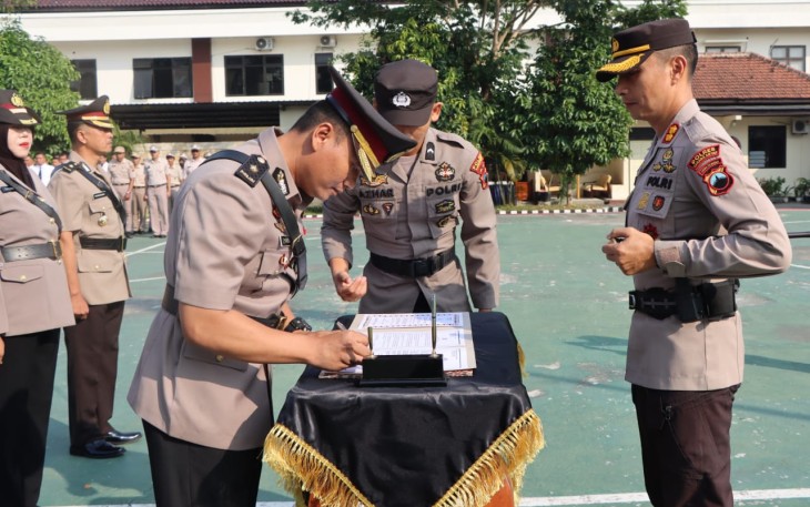 Kapolres Karanganyar AKBP Jerrold Hendra Yosef Kumontoy pimpin serah terima jabatan (sertijab) mutasi empat pejabat utama Polres Karanganyar, Senin (562023).