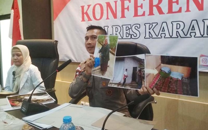 Kapolres Karanganyar, AKBP Jerrold Hendra Yosef Kumontoy, menunjukkan foto Satiyem (81), saat menggelar konferensi pers di Mapolres Karanganyar, Senin (13/3/2023) sore.