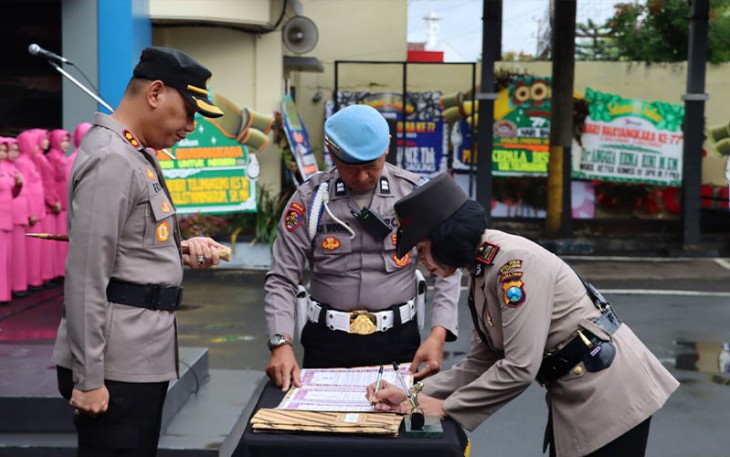 Kapolres Tulungagung AKBP Eko Hartanto, S.I.K,MH saat meminpin prosesi penandatangan sertijab Kapolsek di halaman mapolres Tulungagung