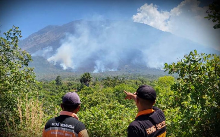 Lereng Gunung Agung Terbakar