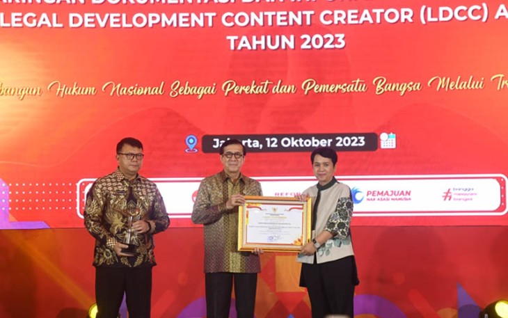 Menteri Hukum dan Hak Asasi Manusia (HAM) Yasonna Laoly memberikan penghargaan ke Kementerian Kominfo di Jakarta Barat, Kamis (12/10/2023).