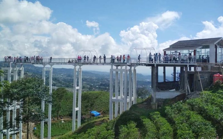 Wahana rekreasi jembatan kaca di obyek wisata Kemuning Sky Hills, Ngargoyoso, Kabupaten Karanganyar.