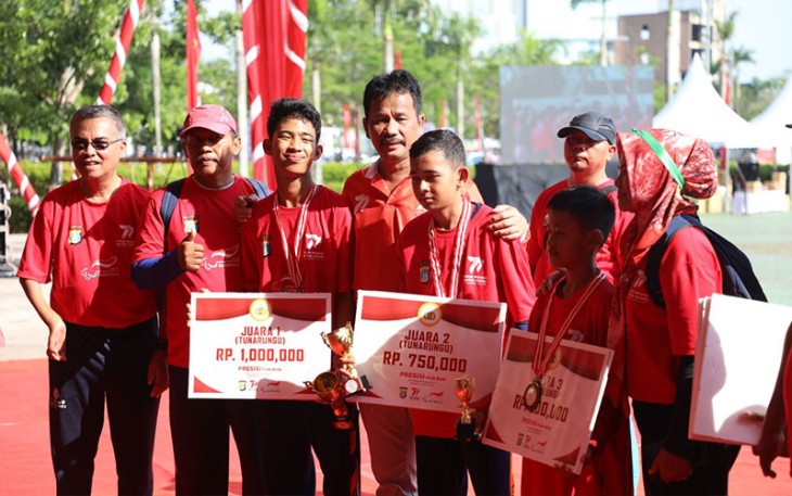 Kepala BP Batam, Muhammad Rudi, saat menyerahkan hadiah kepada pemenang lomba Fun Run kategori anak berkebutuhan khusus (difabel) dalam agenda Perayaan HUT Bhayangkara ke-77