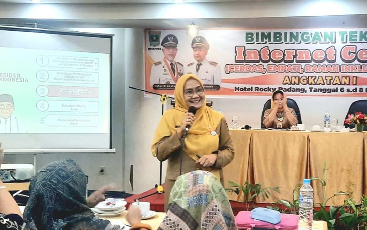 Kepala Dinas Pemberdayaan Perempuan Perlindungan Anak, Pengendalian Penduduk dan Keluarga Berencana (DP3AP2KB) Gemala Ranti, saat membuka bimtek Internet Ceria di Rocky Hotel, Padang.