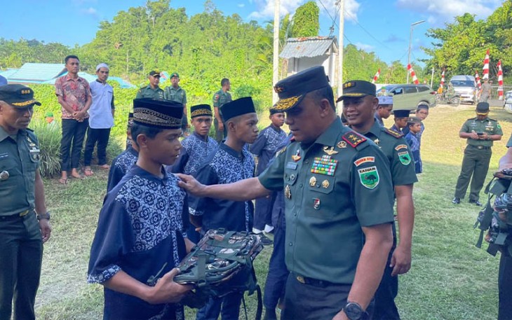 Pangdam Kasuari saat Bagi-Bagi Bingkisan Kepada Masyarakat