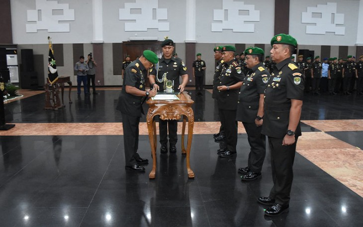 Dua Jabatan Strategis Pejabat Kodam Jaya diserahterimakan, dipimpin langsung Pangdam Jaya Mayjen TNI Mohamad Hasan, bertempat di Aula Soedirman Makodam Jaya. Kamis (30/11/2023).