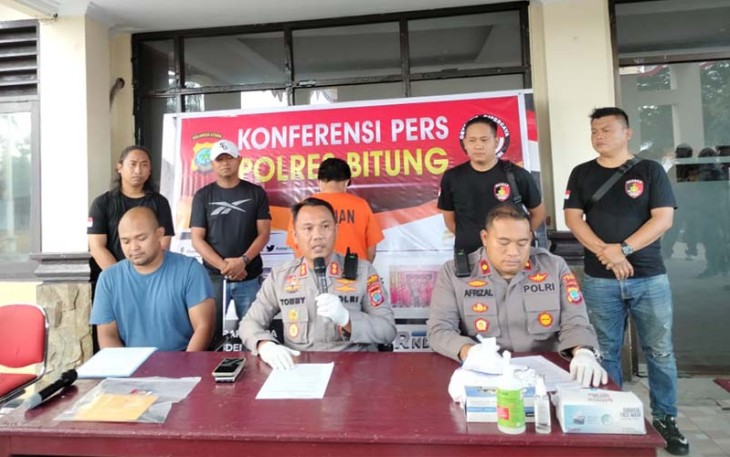 Kapolres Bitung, AKBP Tommy Bambang Souissa, SIK dengan didampingi Wakapolres Kompol Aprizal Nugroho,SH.,SIK bersama Kasat Reskrim AKP Marselus Yugo Amboro, SIK saat konferensi pers yang di laksanakan di halaman Mapolres. Jumat, (25/8).