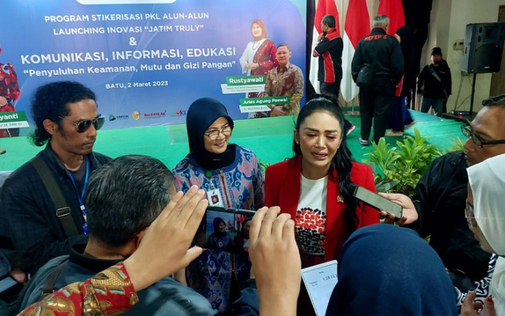 Anggota Komisi IX DPR RI Krisdayanti meluncurkan program Inovasi Jatim Truly (Trusted Culinary) dan memberikan stiker kepada para PKL Alun-Alun Kota Batu, bertempat di Batu Suki Resort dan Hotel, pada Kamis (2/3/2023).