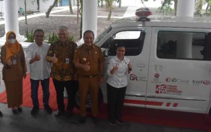 Pemkab Karanganyar menerima bantuan mobil ambulan dari pihak Pasar Modal Indonesia, Senin (27/2/2023).