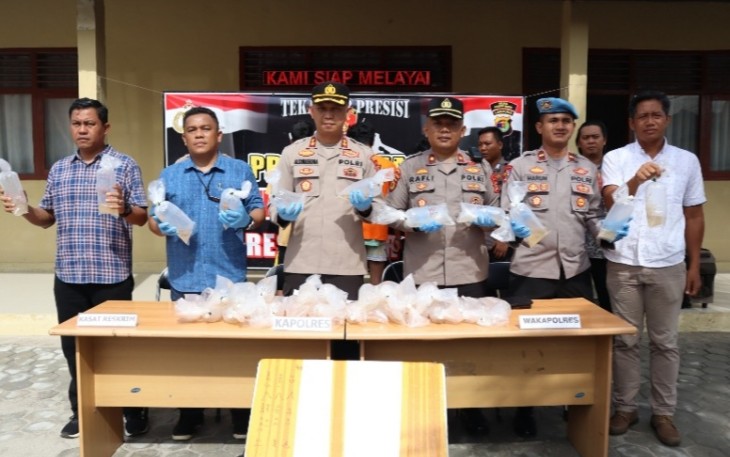 Polres Pesibar saat Gelar Konferensi Pers, Selasa (28/02/2023).