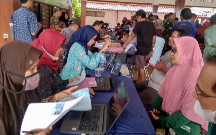 Ribuan warga yang tinggal di kawasan Wonorejo kecamatan Cepu kabupaten Blora mendaftar Hak Guna Bangunan di pendopo kecamatan Cepu.