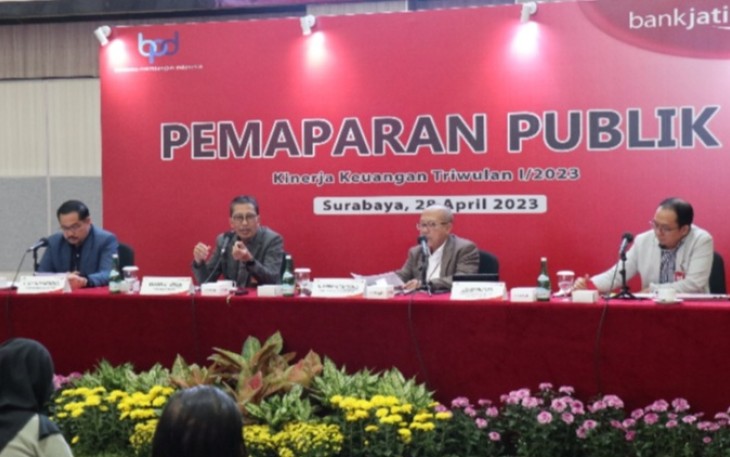 Bertempat di Ruang Bromo Bank Jatim Kantor Pusat, analyst meeting dihadiri langsung oleh direksi yaitu Direktur Utama Busrul Iman bersama dengan Direktur Keuangan, Treasury dan Global Services Edi Masrianto serta Direktur Mikro, Ritel dan Menengah R. Arief Wicaksono.