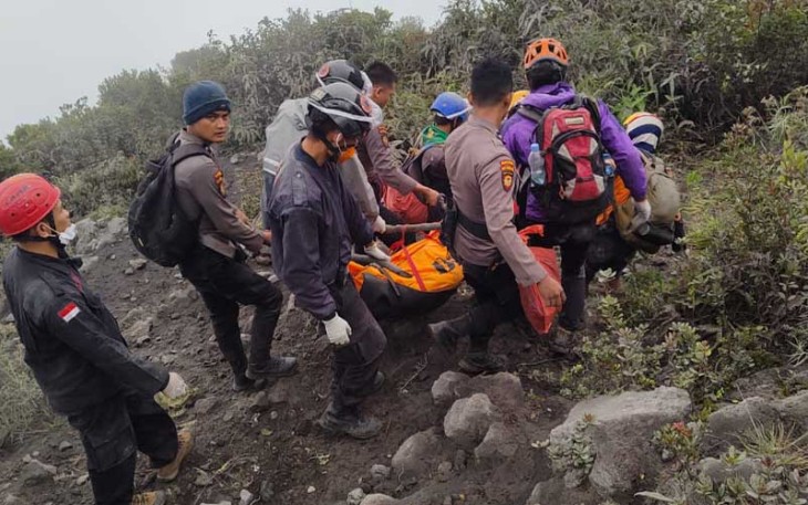 Tim SAR Gabungan saat evakuasi Korban di Lereng Marapi