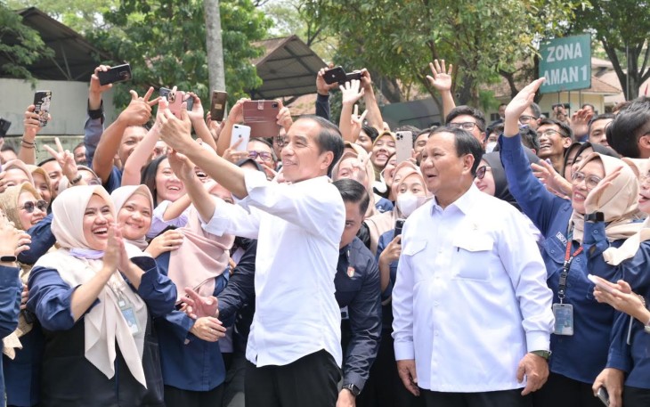 Menhan Prabowo Subianto saat mendampingi Presiden RI Joko Widodo meninjau fasilitas produksi PT Pindad, di Bandung, Selasa (19/9).