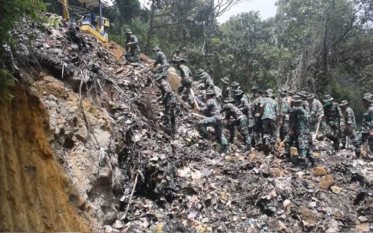 Prajurit TNI AD ke kawasan Gunung Lawu, pada Rabu (20/12/2023), untuk membersihkan sampah dan melakukan penghijauan kembali pasca terjadinya Kebakaran Hutan dan Lahan (Karhutla) beberapa waktu lalu di lokasi tersebut.