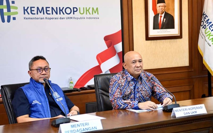 MenKopUKM Teten Masduki bersama Mendag Zulkifli Hasan saat pembahasan terkait Dampak Impor Pakaian Bekas Ilegal terhadap UKM di Kantor KemenKopUKM, Jakarta, Senin (27/3).