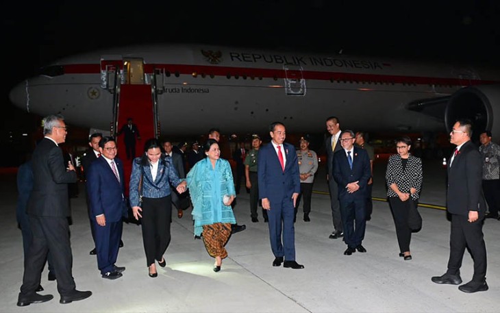 Presiden Jokowi dan Ibu Iriana saat Tiba di Tanah Air  