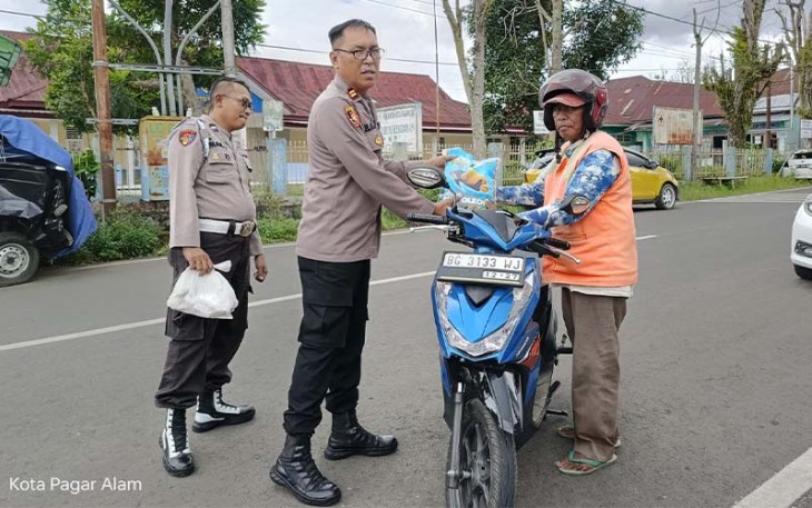 Polsek Pagar Alam Utara saat Bagi Sembako dan Takjil ke Warga yang Melintas Depan Mapolsek