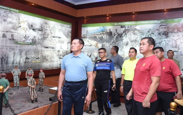 Panglima TNI mengunjungi museum Dharma Bhakti Kostrad untuk melihat sejarah dahulu kostrad di dampingi langsung oleh Pangkostrad.