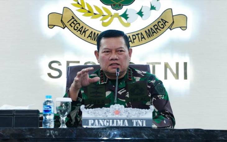 anglima TNI Laksamana TNI Yudo Margono S.E., M.M. saat mendengar paparan KUKM oleh Pangkogabwilhan II Marsdya TNI Andyawan  Martono P. S.I.P. selaku Panglima Komando Tugas Gabungan (Pangkogasgab) II dalam Latgab TNI 2023 di Ruang Pusat Olah Yudha Sesko TNI, Jl. R.A.A. Marta Negara No.3 Bandung, Jawa Barat, Senin (24/7/2023).