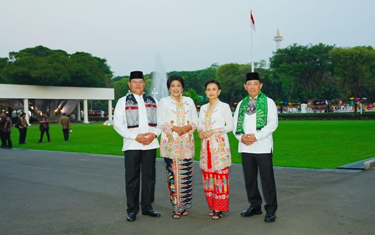 Panglima TNI Laksamana TNI Yudo Margono, S.E., M.M. bersama Ketua Umum Dharma Pertiwi Ny. Vero Yudo Margono saat turut memeriahkan acara “Istana Berkebaya” menyambut HUT Ke-78 Kemerdekaan RI di depan Istana Negara Jl. Medan Merdeka Utara, Jakarta Pusat, Minggu (6/8/2023).