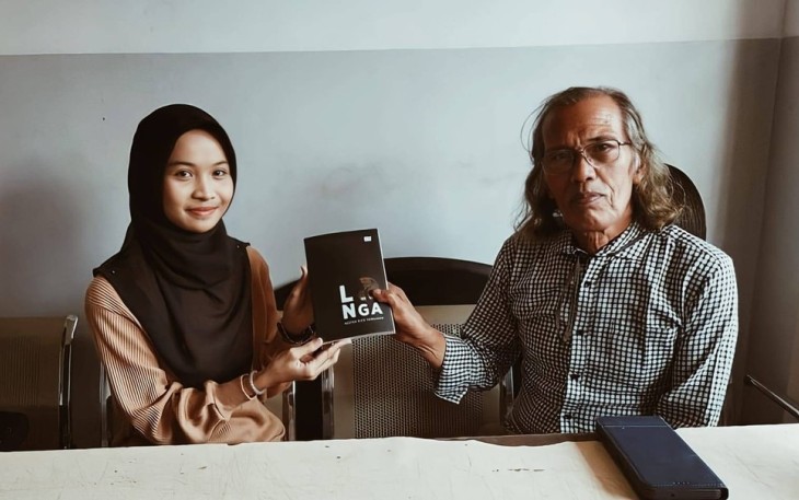 Pemberian buku oleh sang penulis Nestor Rico Tambunan. Foto: Dokumen pribadi
