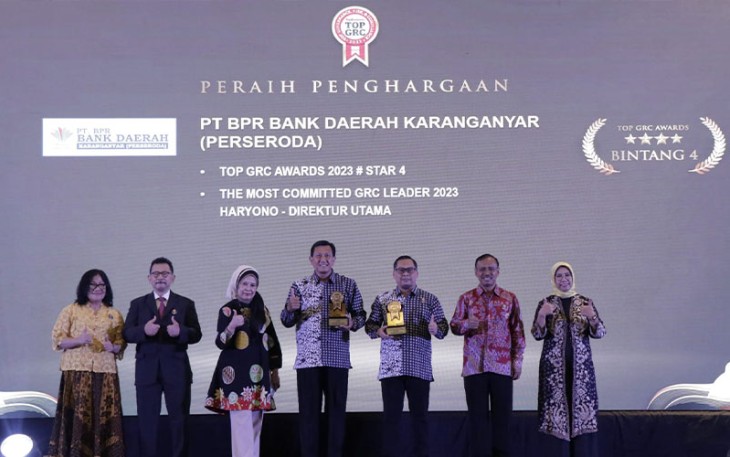 Penyerahan penghargaan TOP GRC Award 2023 kepada pimpinan Bank Daerah Karanganyar, Rabu (6/9/2023).