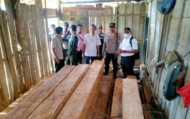 Petugas gabungan Perhutani KPH Cepu dan Polsek Jiken mengamankan puluhan batang kayu jati hasil curian di desa Ketringan kecamatan Jiken kabupaten Blora Jawa Tengah.