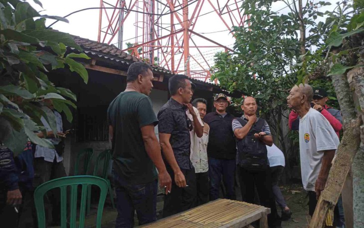 Sejumlah Warga Terdampak Dikunjungi Komisi 1, Komisi 3 DPRD Kabupaten Blitar dan LSM GPI beserta OPD Terkait. (Foto :  Faisal NR / Klikwarta.com)