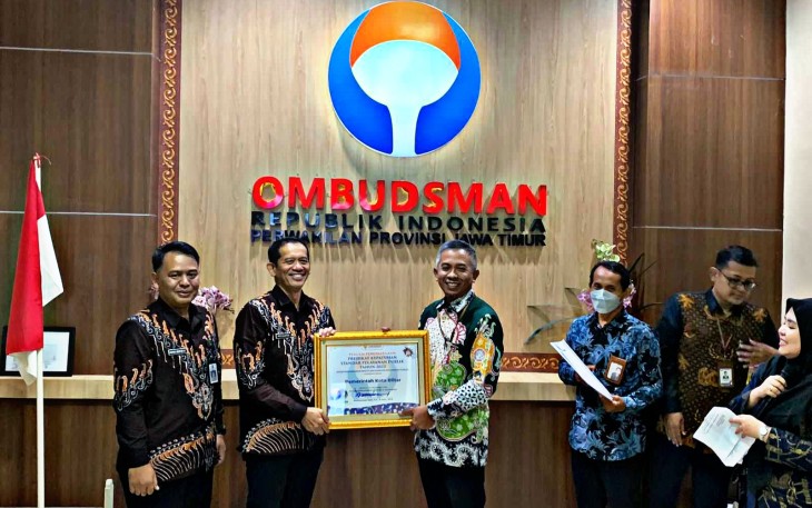Sekretaris Daerah Kota Blitar Priyo Suhartono Wakili Pemkot Blitar Terima Penghargaan dari Ombudsman RI