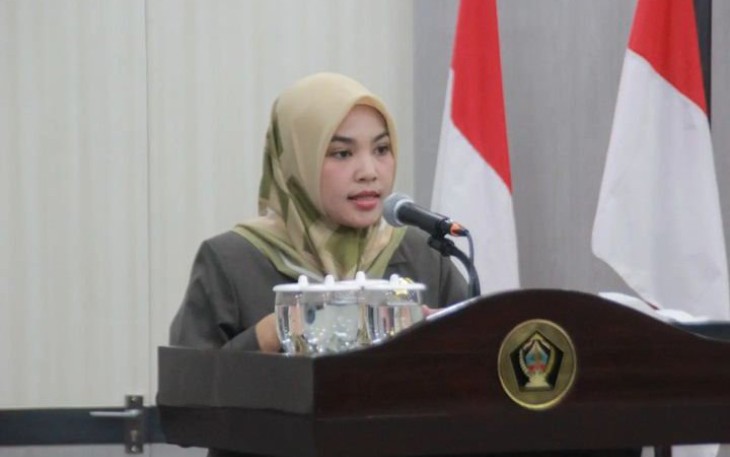 Juru Bicara Fraksi GPN DPRD Kabupaten Blitar Ratna Dewi Nirwana Sari saat Bacakan Pandangan Umum Fraksinya perihal Raperda pendirian BPR HAS oleh Bupati Blitar Rini Syarifah 