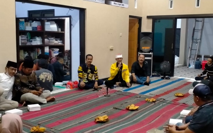 Situasi Reses Anggota DPRD Kota Blitar fraksi Golkar M. Hardita Magdi (pakai batik hitam kuning) bersama Konstituennya