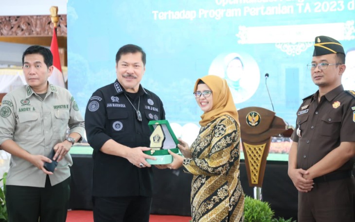 Bupati Blitar Rini Syarifah berikan Plakat kepada Irjen Kementan RI Jan S. Maringka di Pendopo Ronggo Hadinegoro