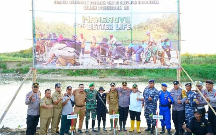 Wakil Bupati Blitar Rahmat Santoso bersama Forkopimda Tanam Mangrove di Pantai Tambakrejo