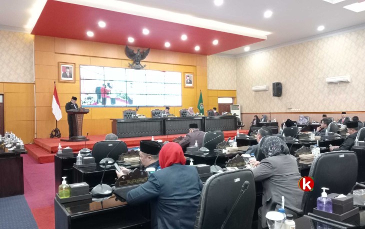 Walikota Blitar Santoso Sampaikan Penjelasan Pertanggungjawaban Pelaksanaan APBD Tahun 2022 di Acara Rapat Paripurna DPRD Kota Blitar, Senin 5 Mei 2023. (Foto : Faisal NR / Klikwarta.com)