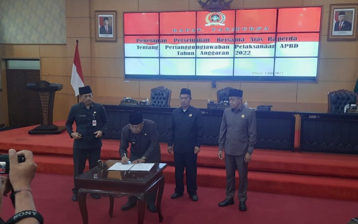 Walikota Blitar Santoso Tandatangani Dokumen Penjelasan Walikota Blitar atas Pertanggungjawaban Pelaksanaan APBD Tahun 2022