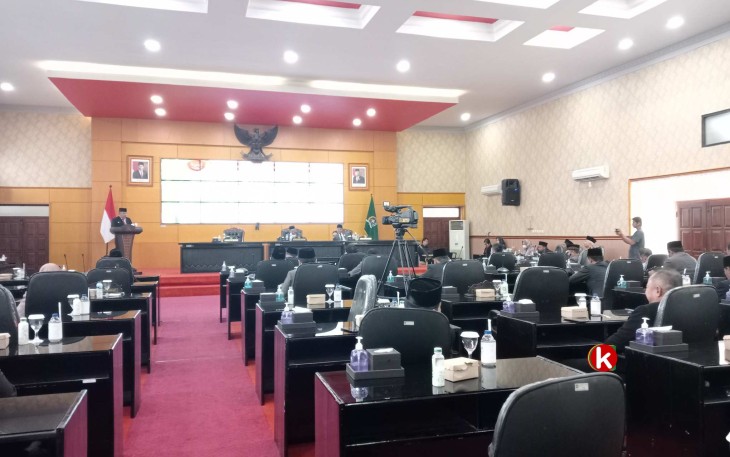 Walikota Blitar Santoso Saat Menyampaikan Sambutan di Forum Rapat Paripurna DPRD Kota Blitar, Senin 6 November 2023. (Foto : Faisal NR / Klikwarta.com)
