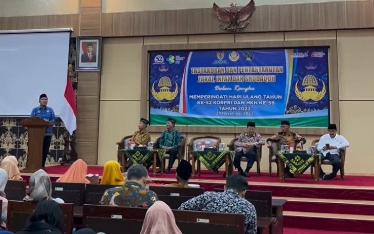 Sekda kabupaten Blitar Izul Marom Berikan Sambutan di Acara Tasyakuran HUT Korpri ke- 52.