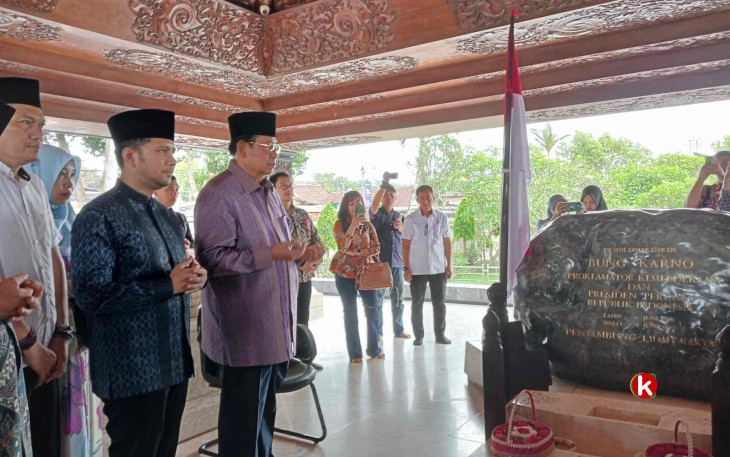 Presiden ke- 6 Republik Indonesia Susilo Bambang Yudhoyono (SBY) Didampingi Ketua DPD Partai Demokrat Jawa Timur Emil Dardak dan Ketua DPC Partai Demokrat Kota Blitar Ridho Handoko Berdoa di Pusara Bung Karno. (Foto : Faisal NR / Klikwarta.com)