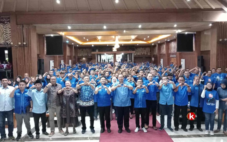 Ratusan Kader Partai Demokrat se- Jawa Timur bersama Ketua Majelis Tinggi Partai Demokrat Susilo Bambang Yudhoyono, Jumat 8 Desember 2023.