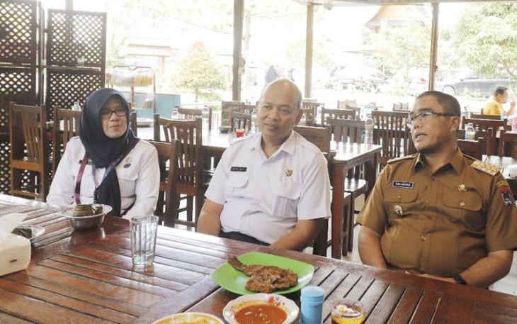 Pj Wali Kota Payakumbuh, Rida Ananda saat menjamu kedatangan Kepala LPP RRI Bukittinggi, Yulian S. Saaba dan jajaran yang berkunjung ke Kota Payakumbuh di Rumah makan Or.