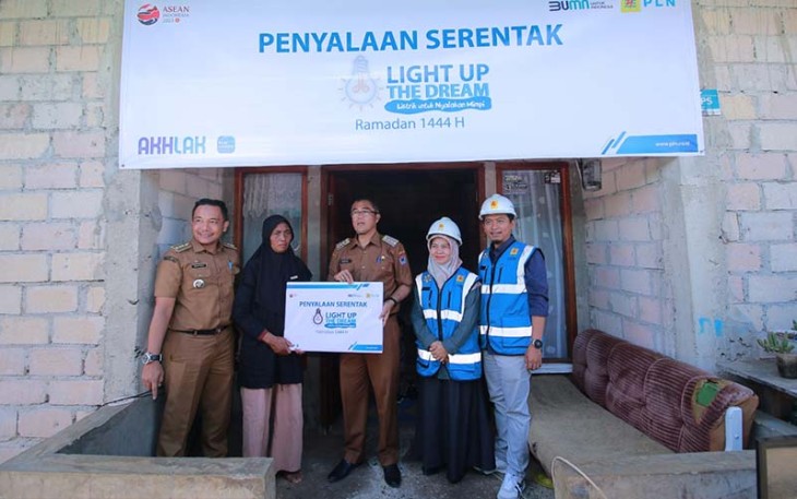 Pj.Wali Kota Payakumbuh, Rida Ananda saat mengikuti penyalaan serentak rumah warga di secara daring di rumah warga Taruko, Kecamatan Payakumbuh Utara.