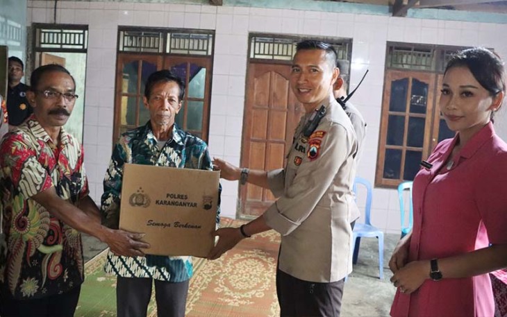 Kapolres Karanganyar AKBP Jerrold HY Kumontoy didampingi Ketua Bhayangkari Cabang Karanganyar Riselly Jerrold Kumontoy, saat menyerahkan tali asih kepada keluarga salah satu korban, Rabu (22/02/2023).