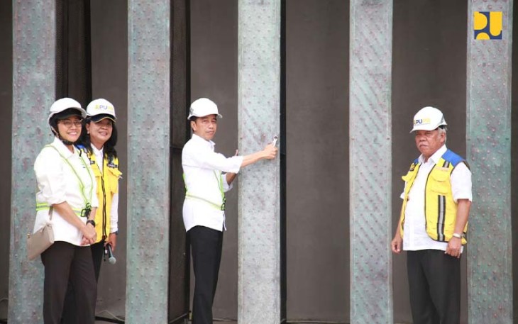 Presiden Jokowi didampingi pula oleh Menteri Sekretaris Negara Pratikno, Menteri Keuangan Sri Mulyani, Menteri Investasi Bahlil Lahadalia, Kepala Otorita IKN Bambang Sussantono, Direktur Utama PT PP Novel Arsyad dan Seniman yang mendesain Gedung Kantor Presiden Nyoman Nuarta.