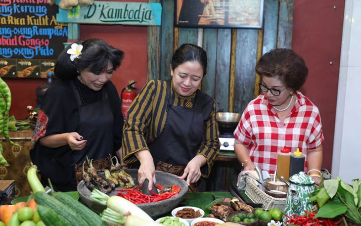 Saat Puan Ulek Sambal Terung Mangut