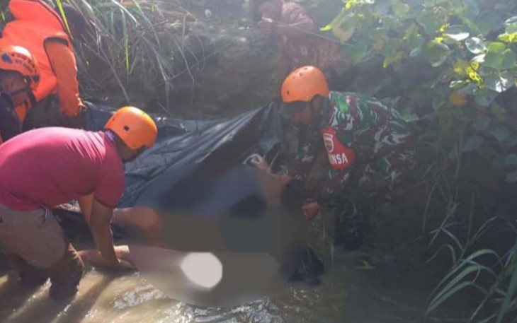 Tim SAR saat berhasil menemukan Santriwati Distra Novia (12) di Sungai Desa Bandar Tarutung, Kecamatan Angkola Sangkunur, Tapanuli Selatan (Tapsel) pada pukul 16.00 WIB, Minggu (05/03/2023).