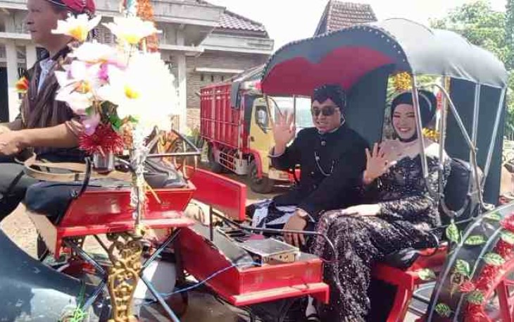 Kades Desa Ngepungrojo beserta istri turut karnaval Haul Syekh Kholifah