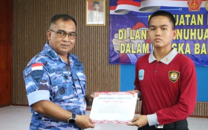 Kadisportdirga Lanud Manuhua Kolonel POM Suryanto Hendro memberikan piagam bela negara di Biak, Kamis (14/9)